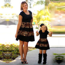 /платья для мамы и дочки одинаковые комплекты для семьи черная полосатая одежда в полоску для мамы и меня семейный образ для мамы и маленькой девочки MVUPP 32790898690